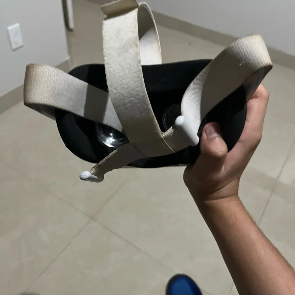 VR Headset in White
